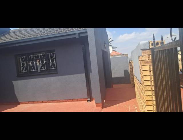 3 BEDROOM HOUSE FOR SALE IN PROTEA NORTH